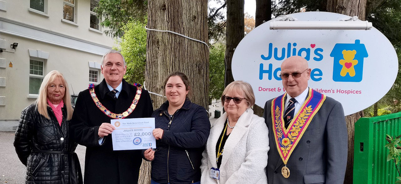 £2,000 Donation to Julia’s House
